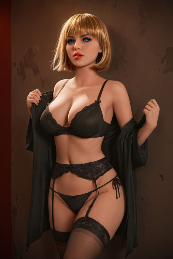 Blonde Sexpuppe Laura mit schwarzem Spitzen-Outfit und stilvoller Pose bei warmem Licht