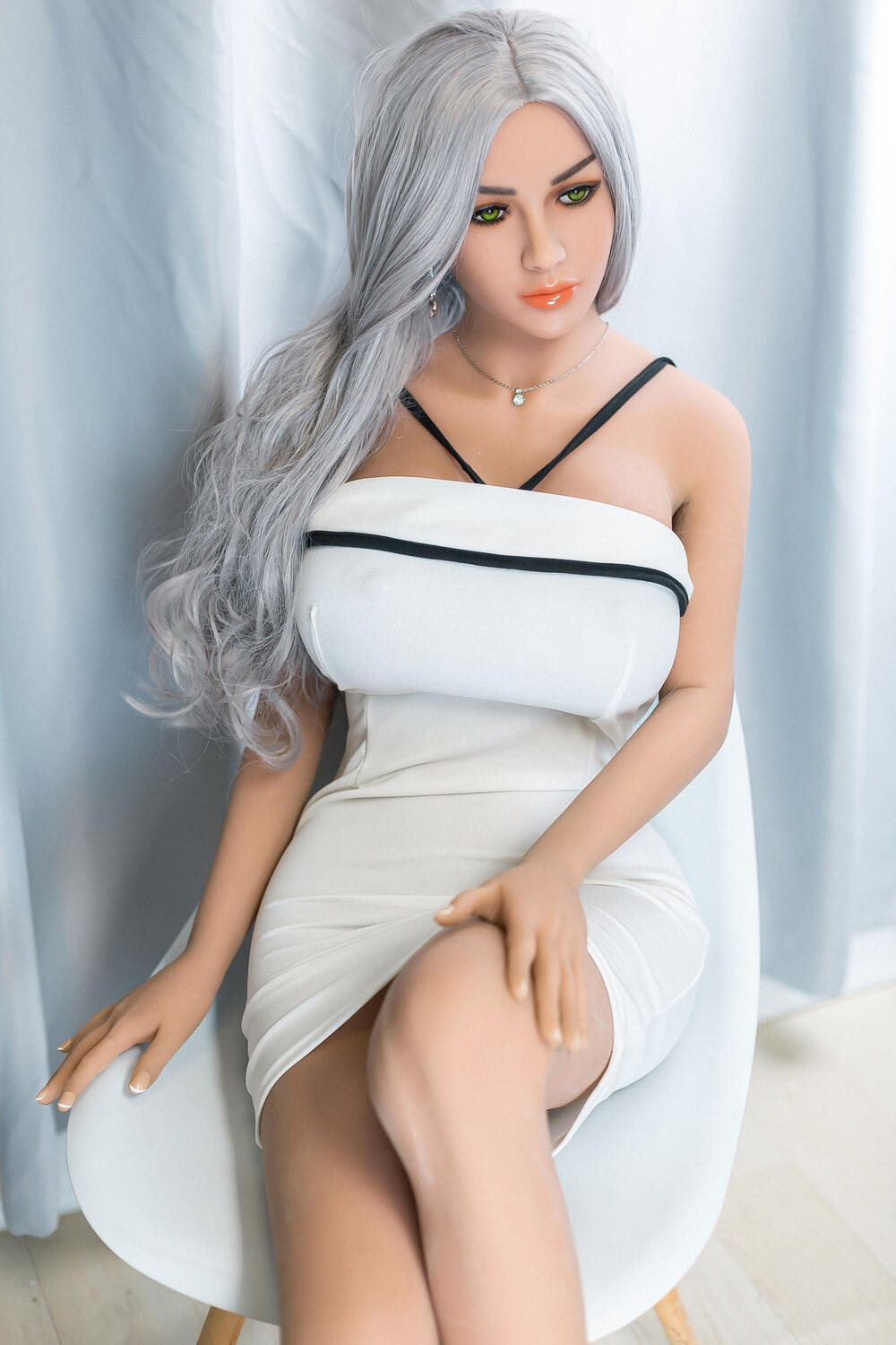 Wunderschöne Love doll in weißes Kleid