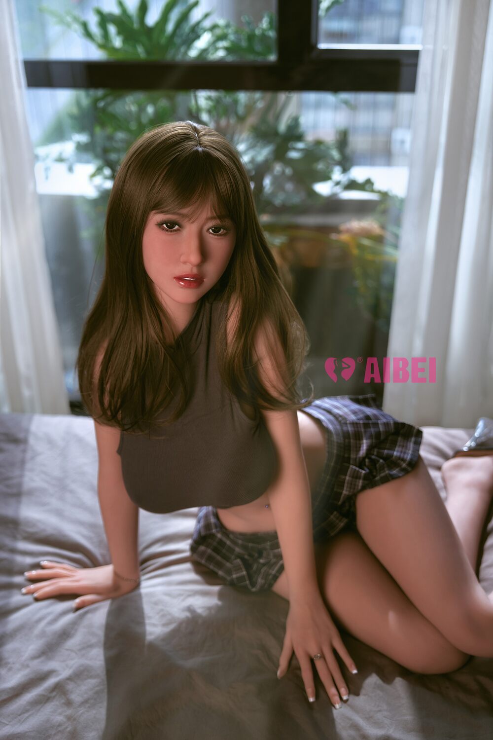 Sexpuppe Zia elegante Pose Schlafzimmer