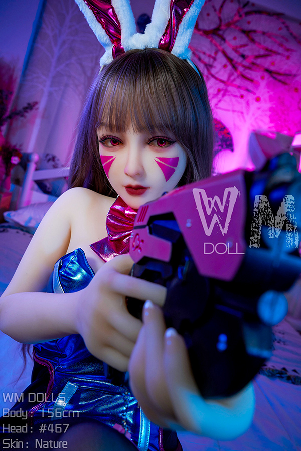 Sexpuppe mit Waffe