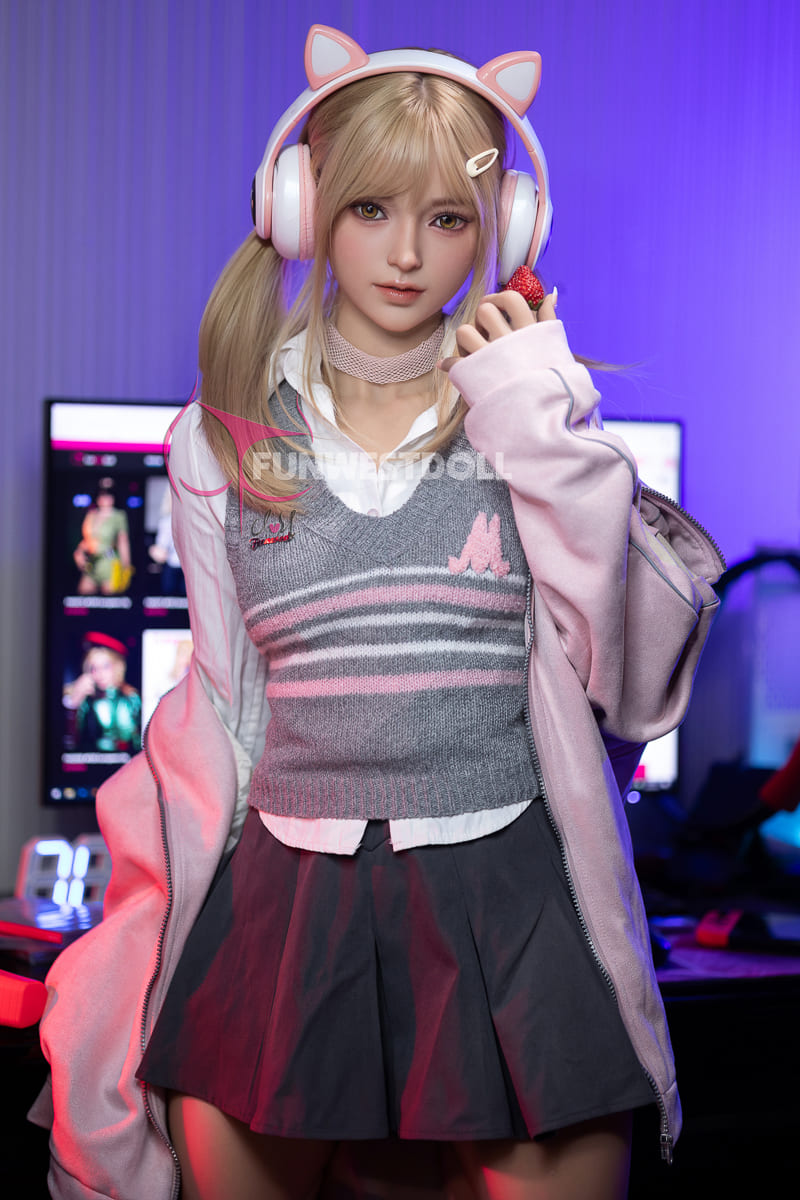 Real Liebespuppe Cheril im Gamer-Girl-Outfit mit Katzenohren-Kopfhörern und blonden Haaren
