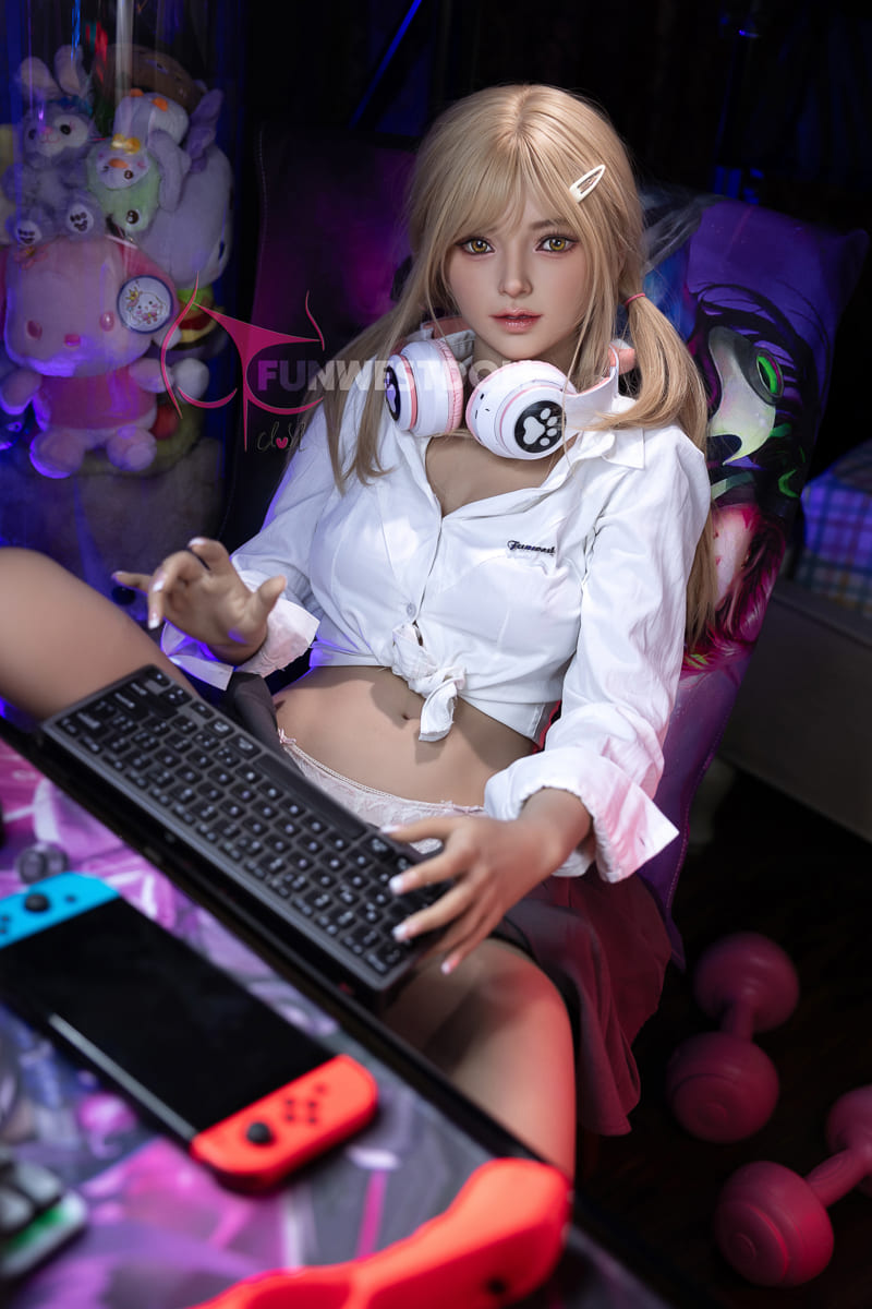 Funwest TPE Real sexuelle doll Cheril am Computer