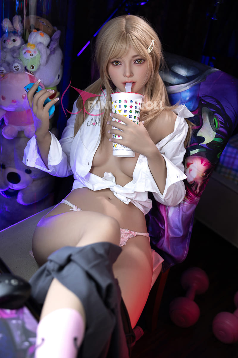 Sex puppe Cheril im Gaming-Stil mit Getränk