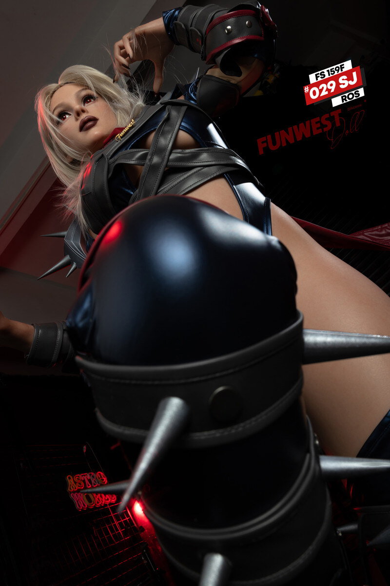 FunwestDoll Malice mit schwarzem Nietenkostüm in dynamischer Pose