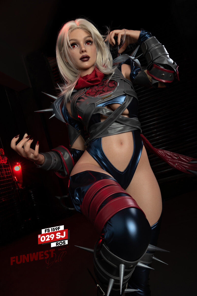 Fantasy sex doll Malice im schwarzen Outfit mit rotem Schal