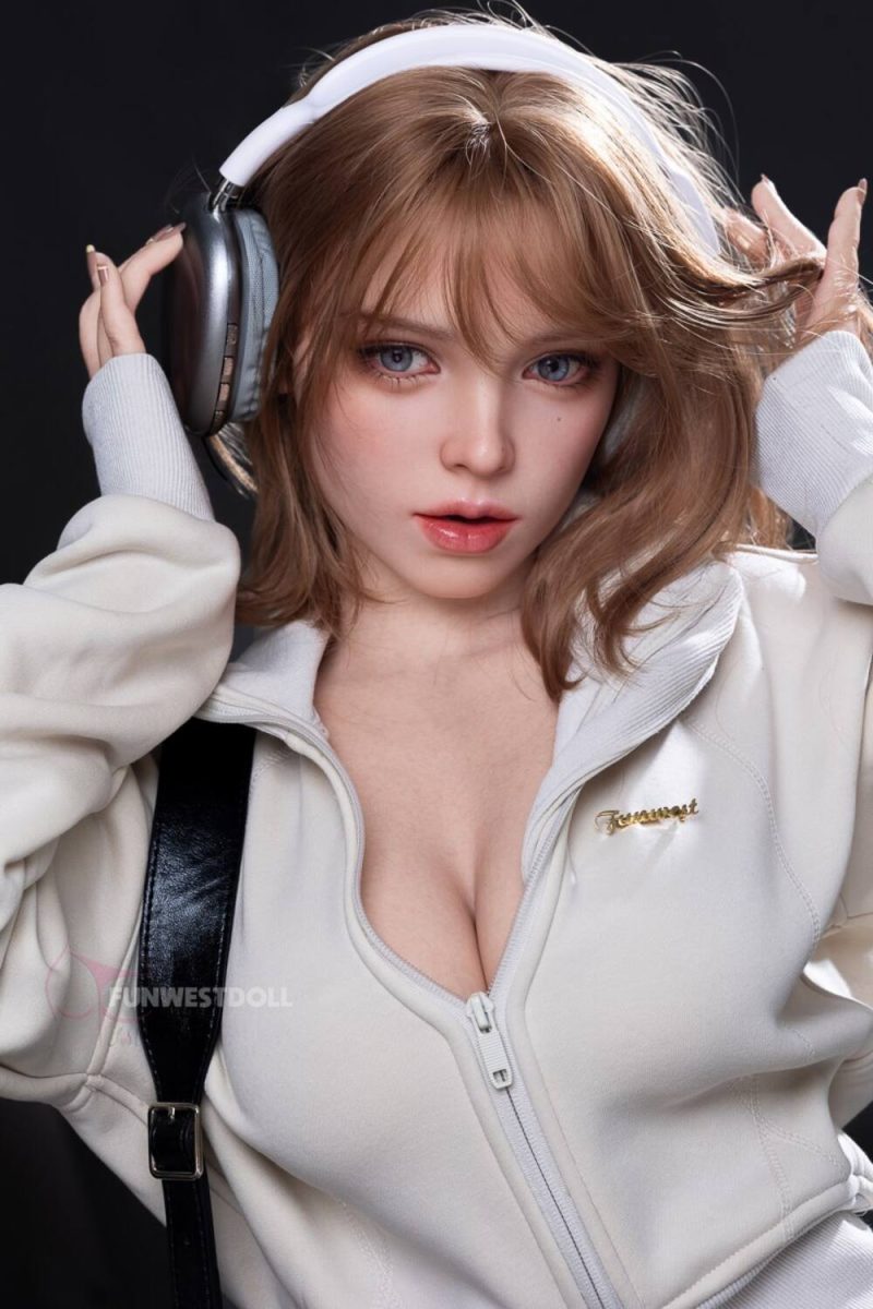 Nari Sex Doll mit braunen Haaren, weißen Kopfhörern und Hoodie