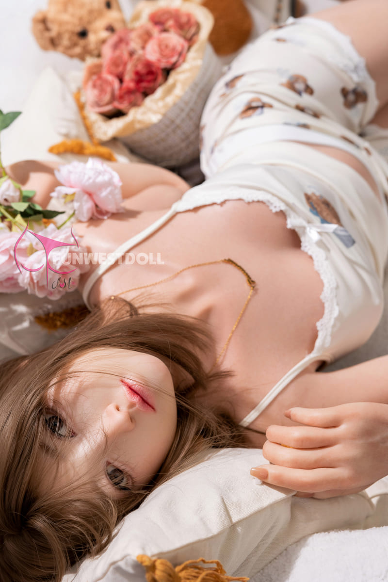 FunwestDoll Odalys liegend auf dem Bett, natürliche Pose und detailreiches Design