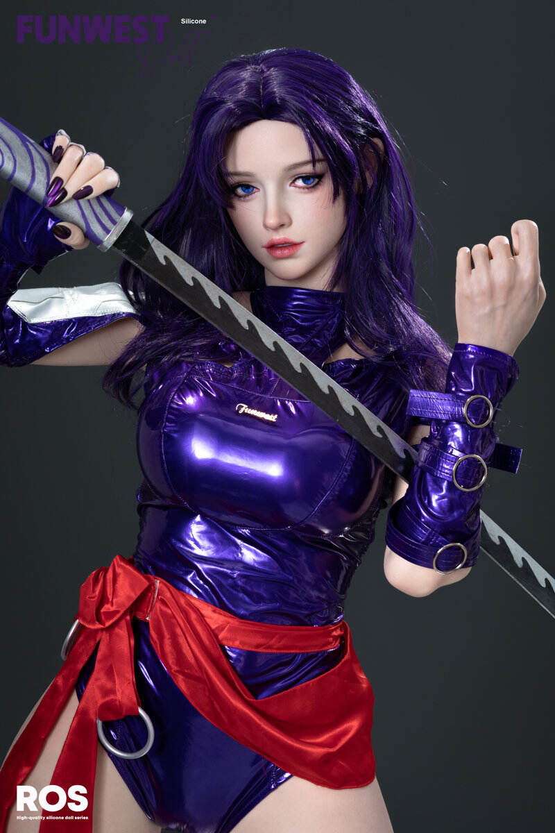 Cosplay Liebespuppe Torily mit violettem Kampfanzug und Katana