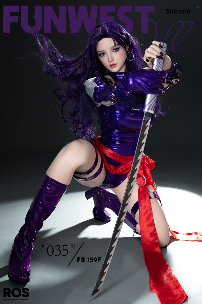 Torily Anime Cosplay Love doll in dynamischer Kampfpose mit Samurai-Katana