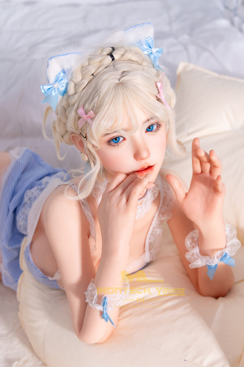 Akiyama Sex Doll mit blauen Schleifen und verträumtem Blick auf dem Bett