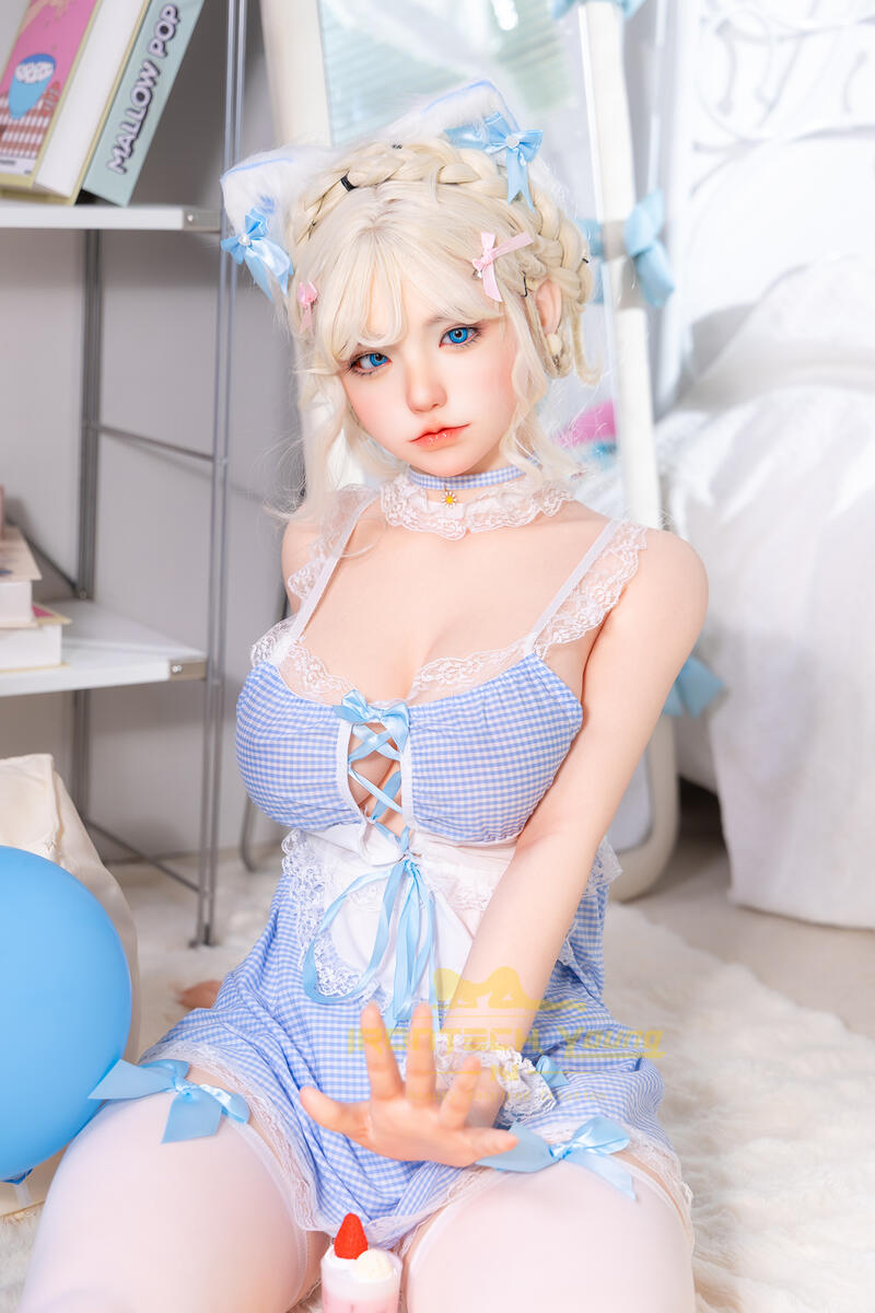 Reale Liebespuppe Akiyama mit weißer Frisur und blauem Kleid