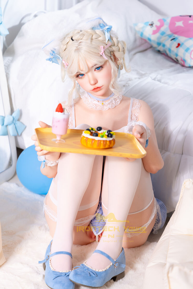 Sexdoll Akiyama mit weißem Haar und kleinem Desserttablett auf dem Bett