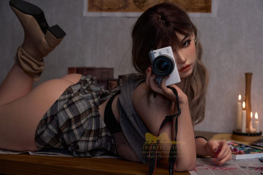 premium Silikon Love doll Baileys fotografierend, sexy Pose im Innenraum