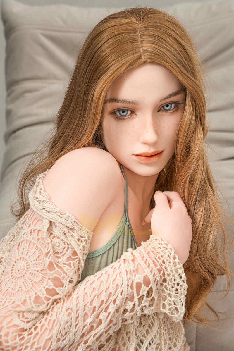 Elegante Realistische blonde Sexpuppe Mit Sommersprossen