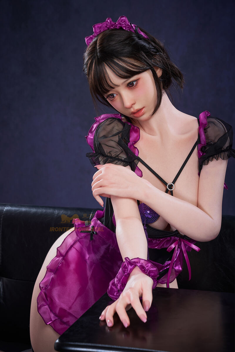 Detailreiche Silikon sex doll mit kurzen Haaren, elegante Pose