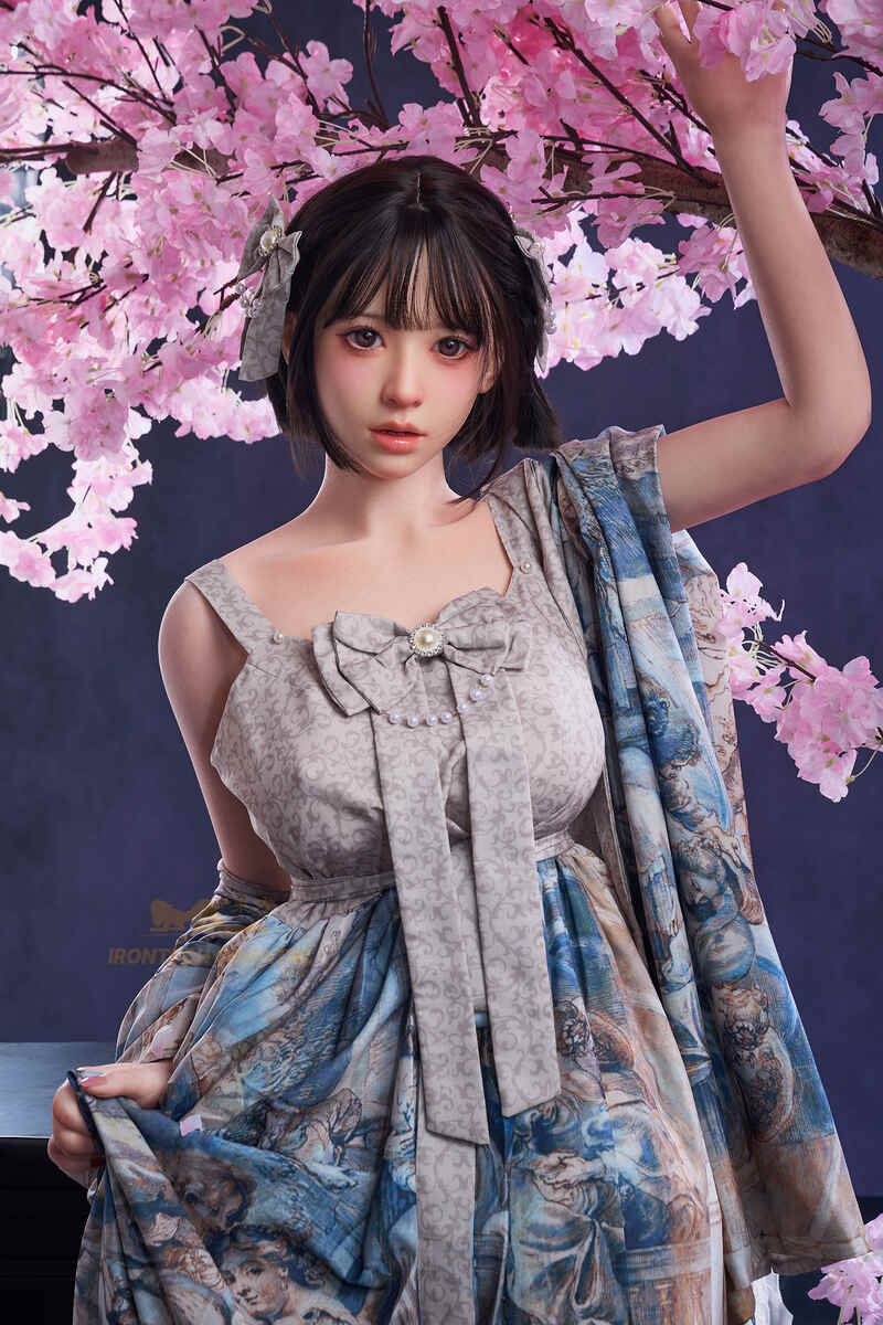 Love doll im japanischen Stil unter Kirschblüten, natürliches Gesicht und weiche Haut