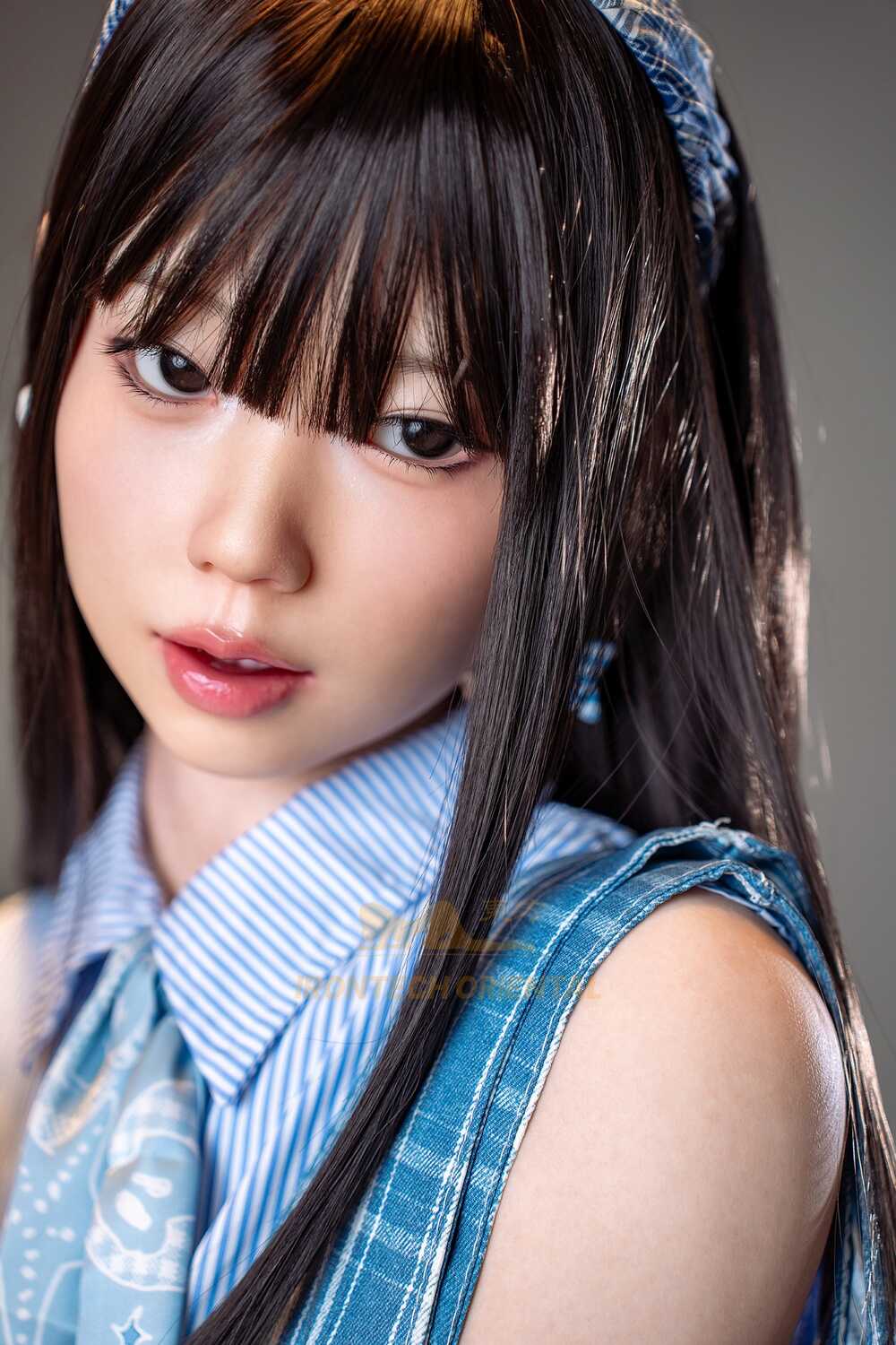 Real doll Kurumi im blauen Oberteil mit kariertem Haarband