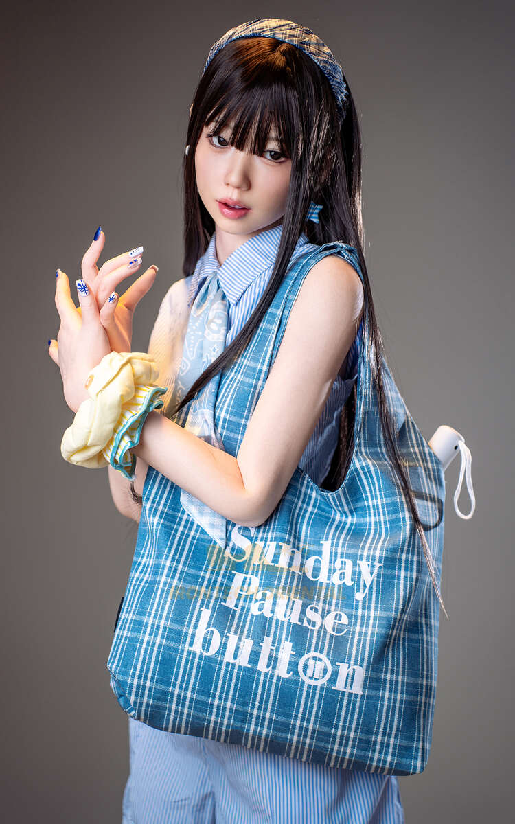 Sexpuppe Kurumi mit blauer Stofftasche und Stofftier