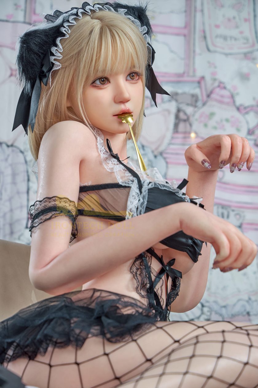 Sinnliche Teen sexuelle doll Miko mit blonden Zöpfen