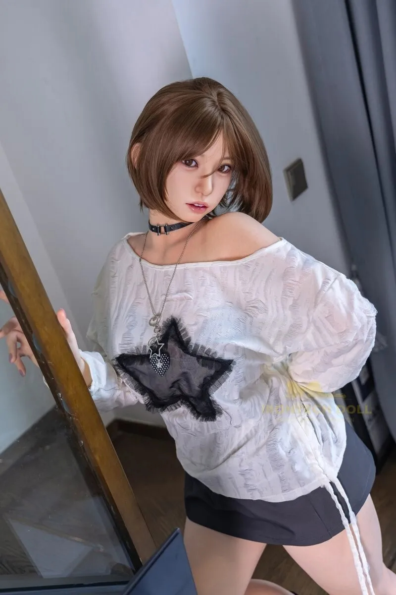 Real Doll Suki mit kurzem Bob, weißem Oversize-Shirt und schlanker Figur