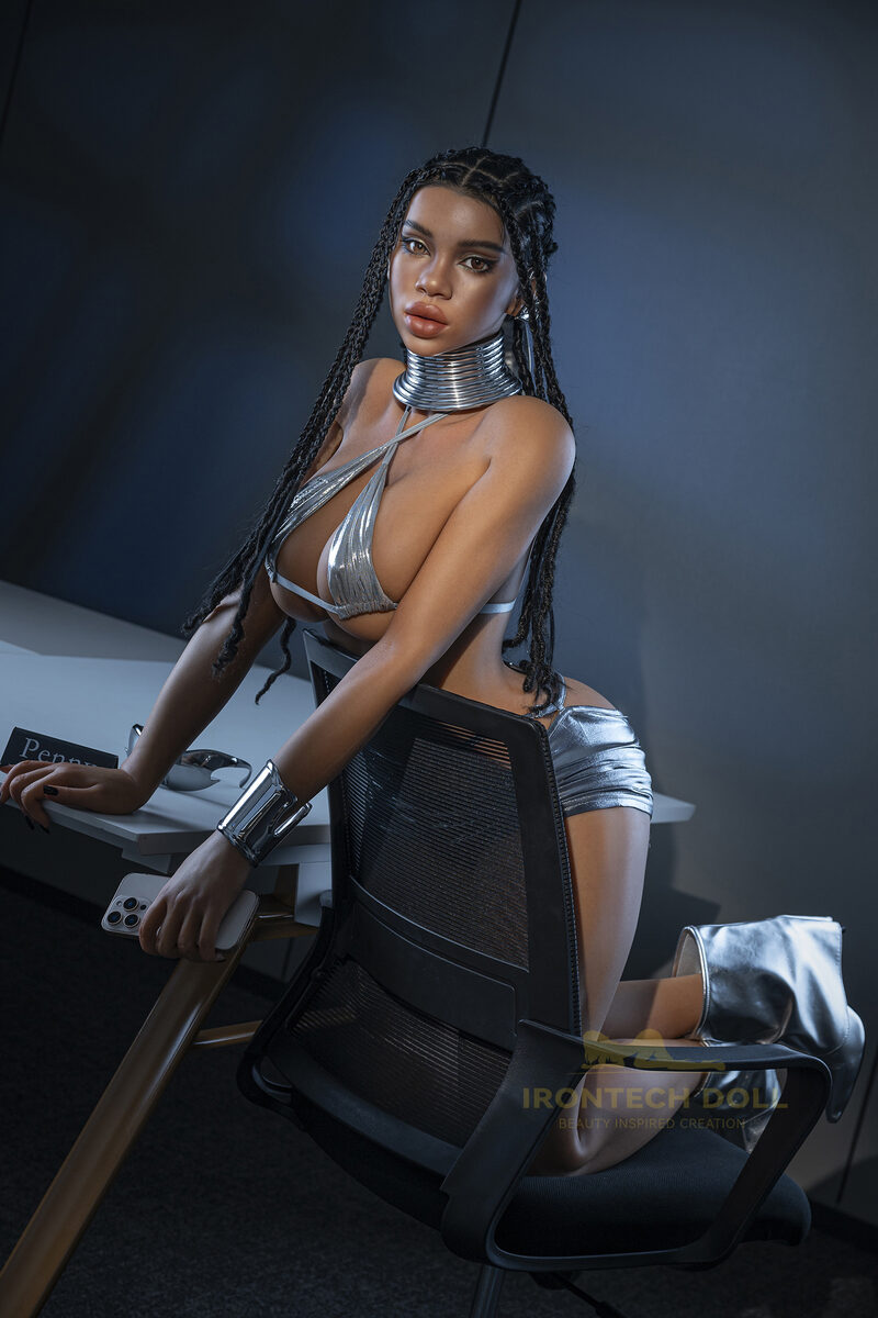 echte Sexdoll Tyra kniend mit natürlicher Hautstruktur und präzisen Details