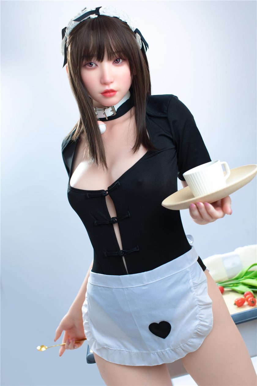 Sexpuppe Weiki im Maid-Outfit mit langen dunklen Haaren und realistischer Gesichtsoptik