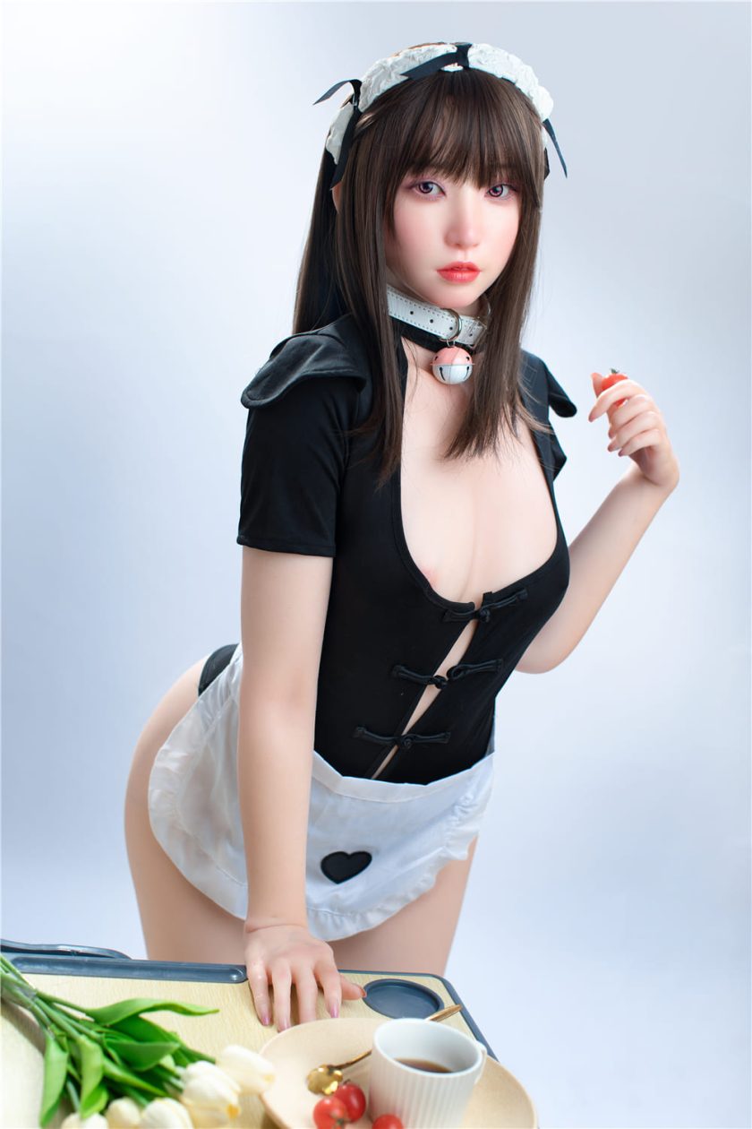 Real doll Weiki im Dienstmädchen-Look mit schlanker Figur und natürlichem Hautbild