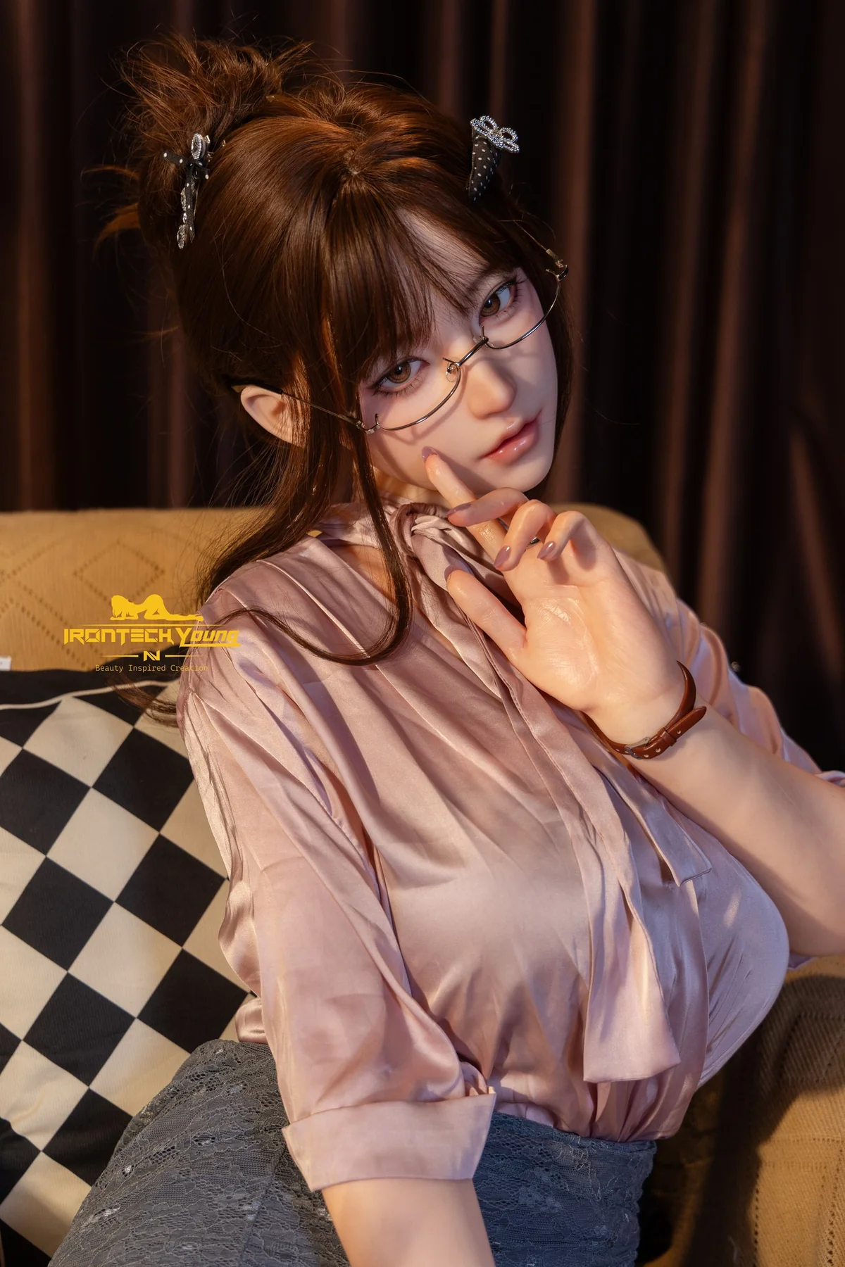 Silikon-Liebespuppe Yvonne mit runder Brille und Haarschmuck