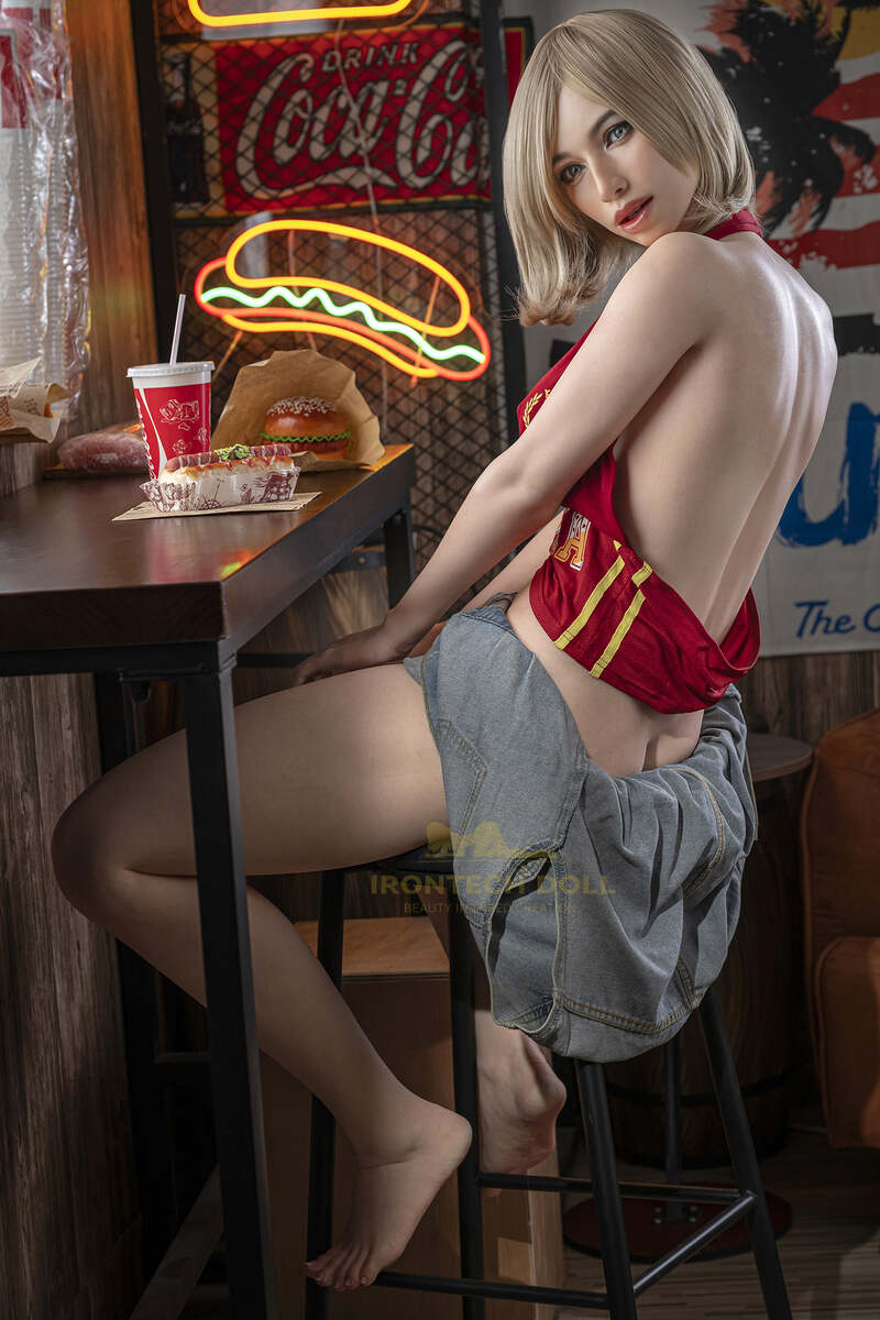 Love doll Zara auf dem Barhocker mit Jeansshorts und rotem Crop-Top