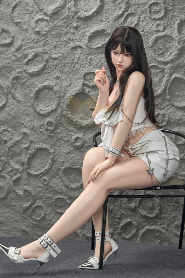 Asiatische Sexulle doll hält ein Glas in der Hand, ihre Pose wirkt natürlich und selbstbewusst
