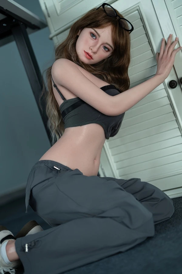 Realdoll Cataleya in lässiger Pose