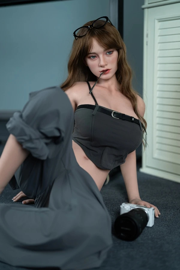 Verführerische sex puppe im Trägerkleid