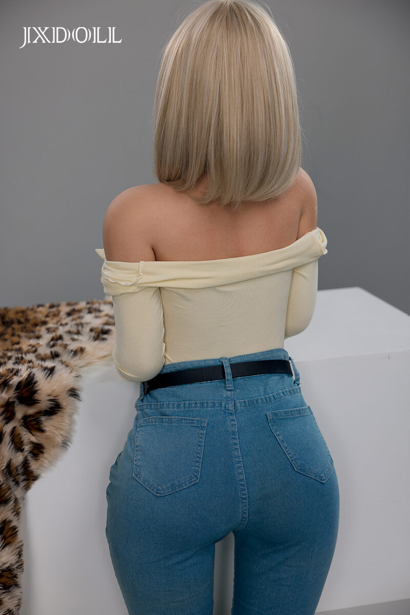 Rückansicht von Lovedoll Elira in figurbetonter Jeans