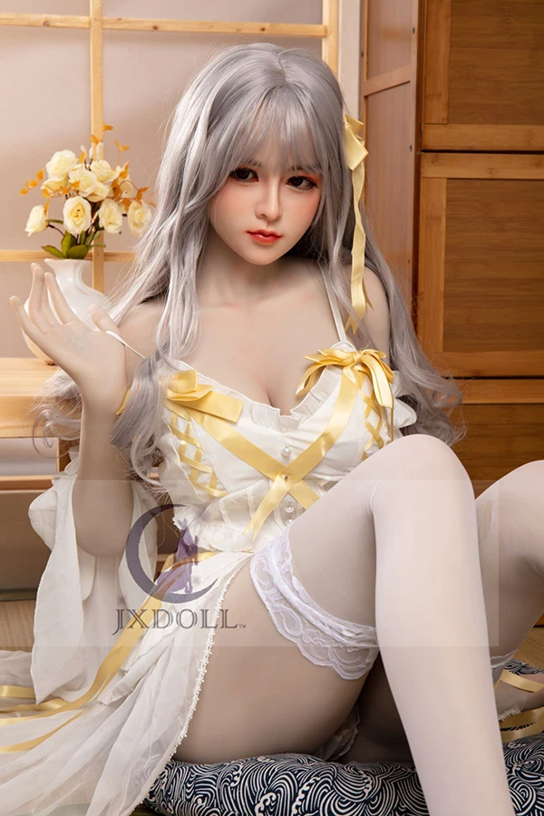 Lebensnahe sex doll mit schlanker Figur und japanisch inspiriertem Outfit