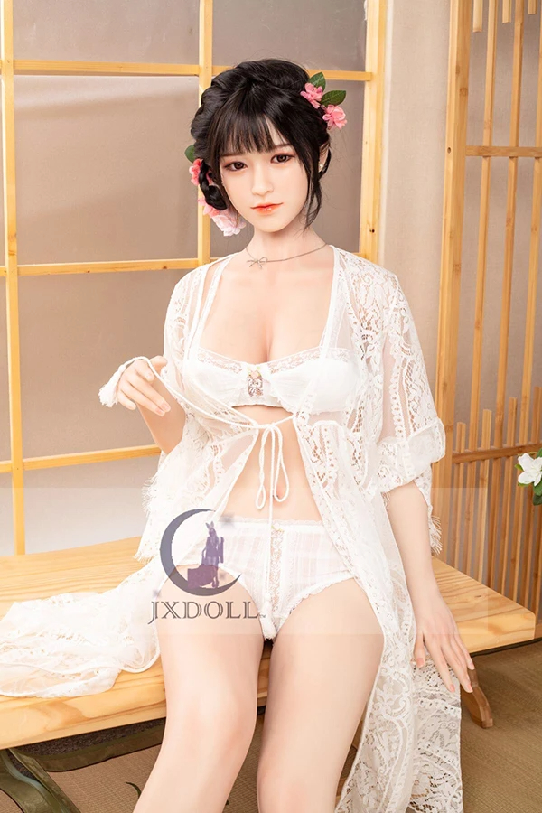 Real sex doll Lila im weißen Spitzenkimono mit Blumen im schwarzen Haar