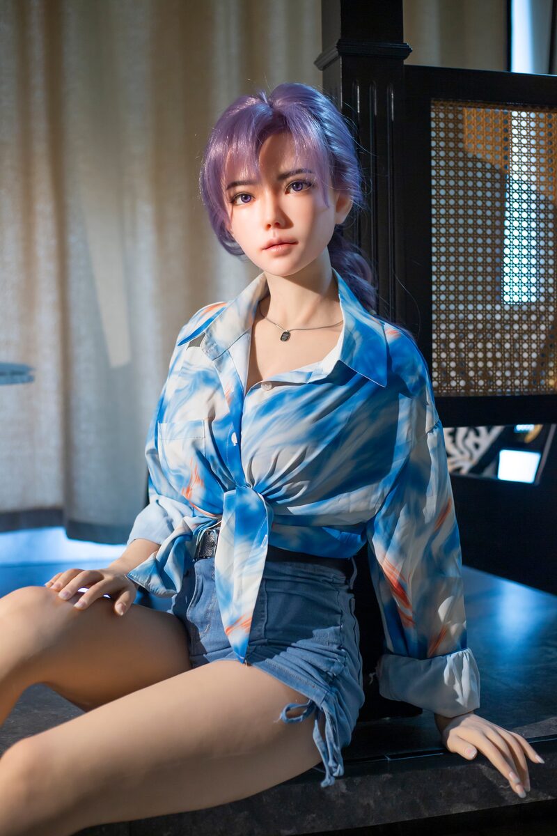 Zierliche sex doll Mit violette Haare