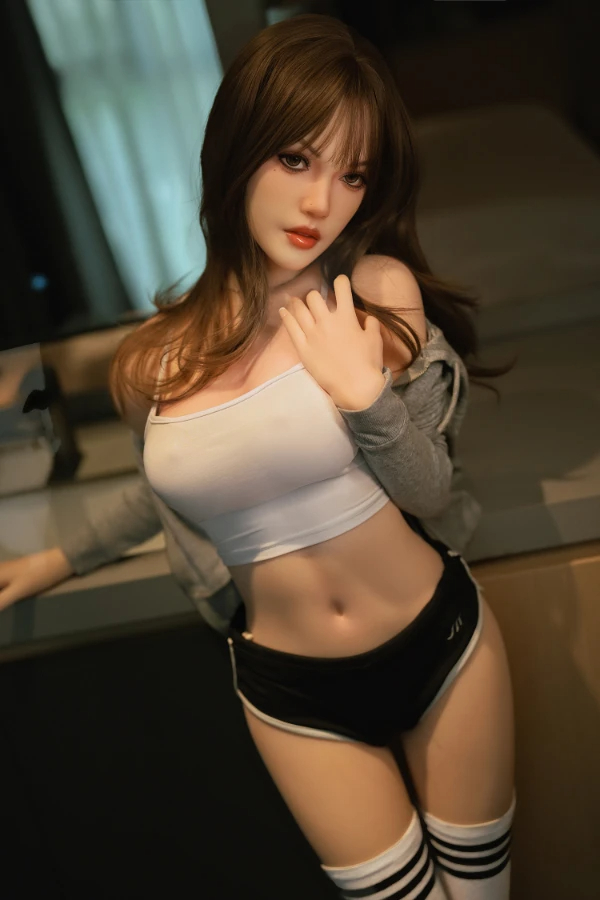 Verführerische Sexpuppe Linda blickt mit einem leichten Lächeln in die Kamera, sinnlich und lebendig