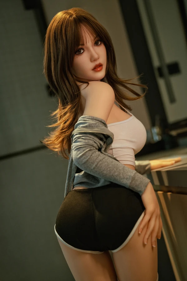 Sexy Sex doll Linda dreht sich seitlich, ihre runde Hüfte wird perfekt hervorgehoben