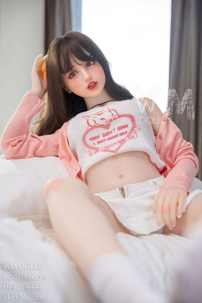 Lovedoll in heller Loungewear, entspannte Pose liegend auf dem Bett