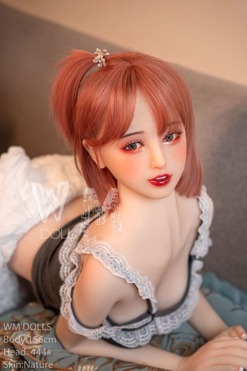 Real Doll Aliandra in verführerischer Pose auf dem Bett