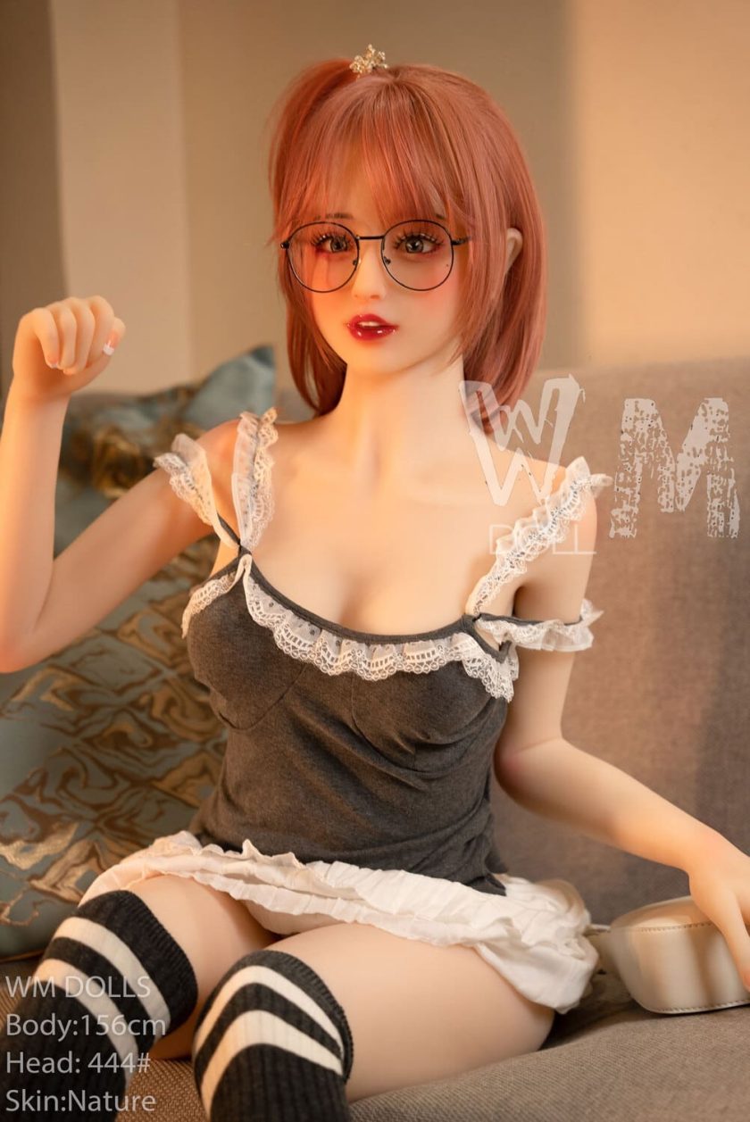 teen Sexpuppe in schwarzem Dessous, entspannte Pose auf dem Bett