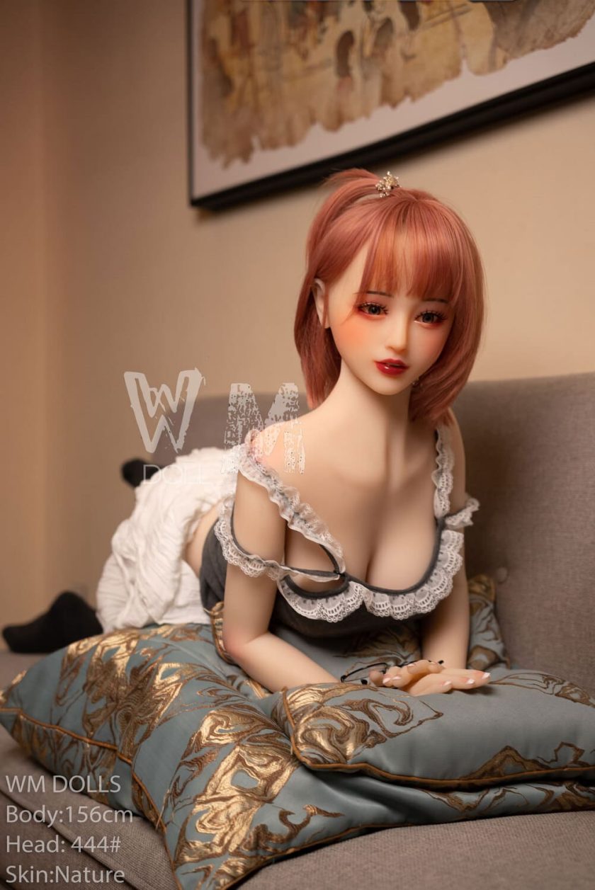 WM sex doll Aliandra entspannte Pose auf dem Bett