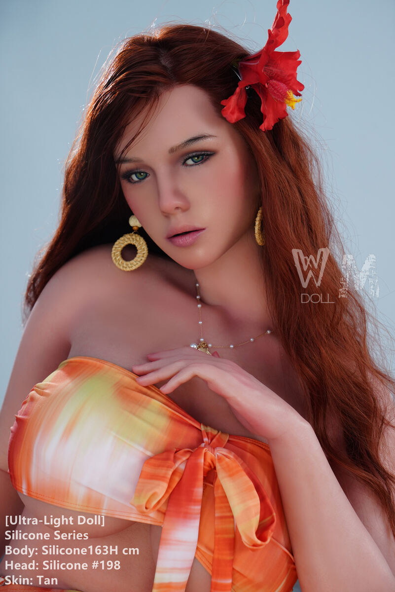 Real Liebespuppe Amanda mit Hibiskusblüte im Haar und orangefarbenem Strandkleid