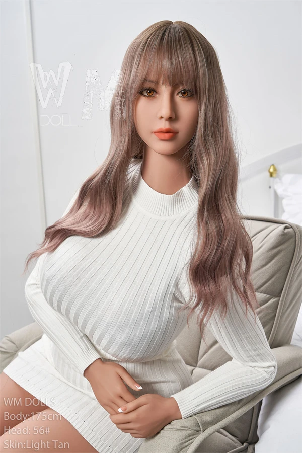 Asiatische Lebensechte sexpuppe in weißen Strickkleid