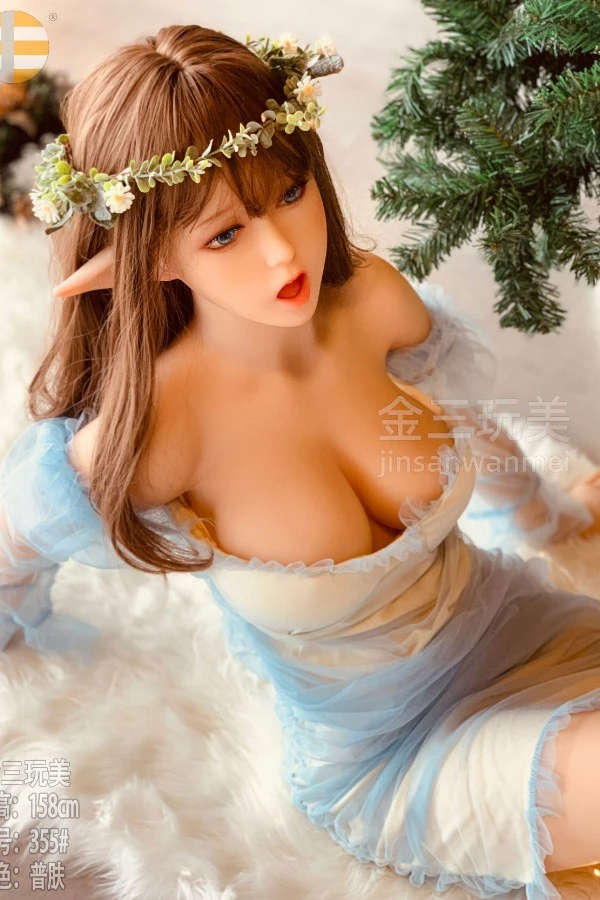 Blumenkronen und fließender Stoff verleihen dieser Sex puppen einen elfenhaften Zauber