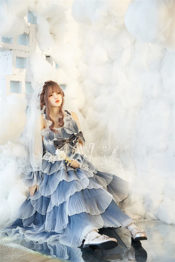 Asiatische sexpuppe doll in hellblauem Kleid in einer traumhaften Szene