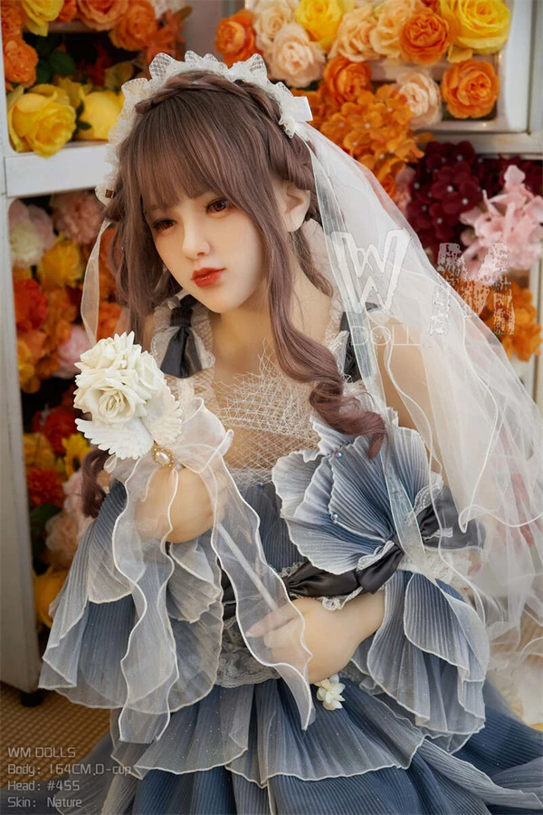 Liebespuppe im Prinzessinnenkleid mit weißen Blumen in der Hand