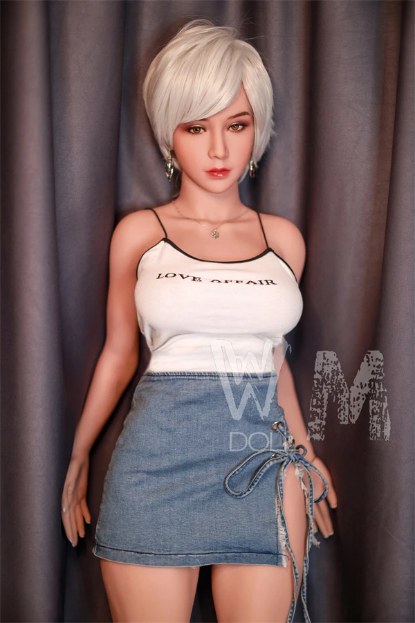 WM Doll Sexdoll mit kurzem blondem Haar und verführerischem Blick im weißen Top