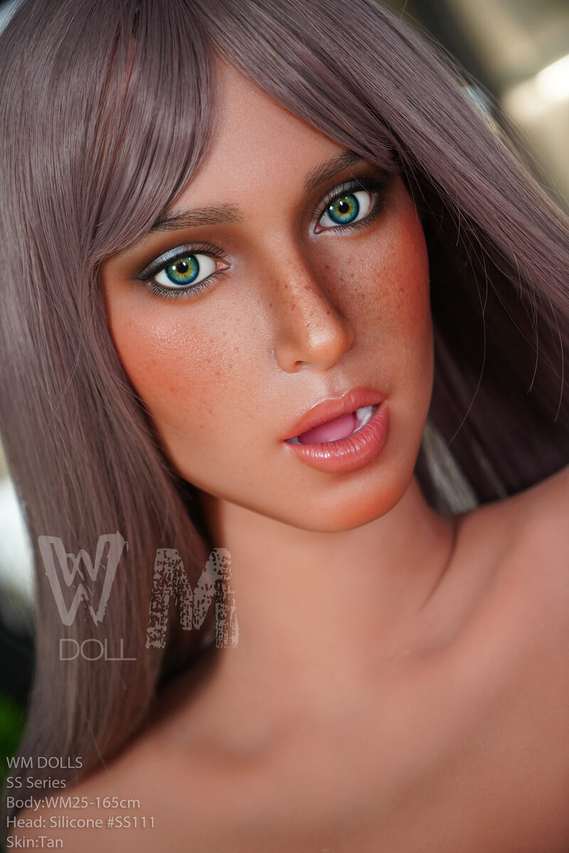 Reale Sex puppe Nahaufnahme Gesicht, realistische Augen und Lippenstruktur
