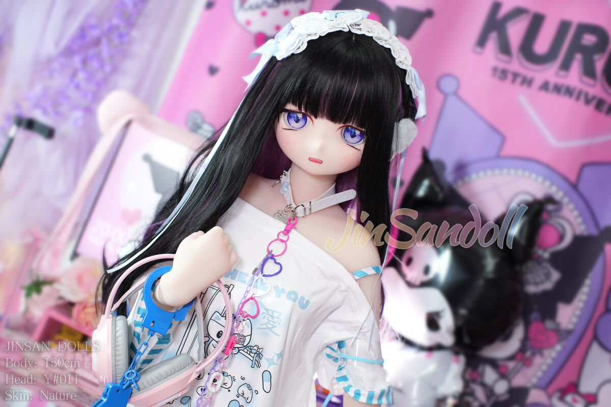 Nahaufnahme von Mizuta Nina mit japanischer Popkultur und Kuromi-Motiven im Hintergrund